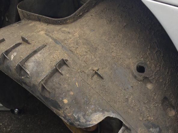 Attention à la fixation du capteur abs ( une fente dans la carrosserie de la voiture)