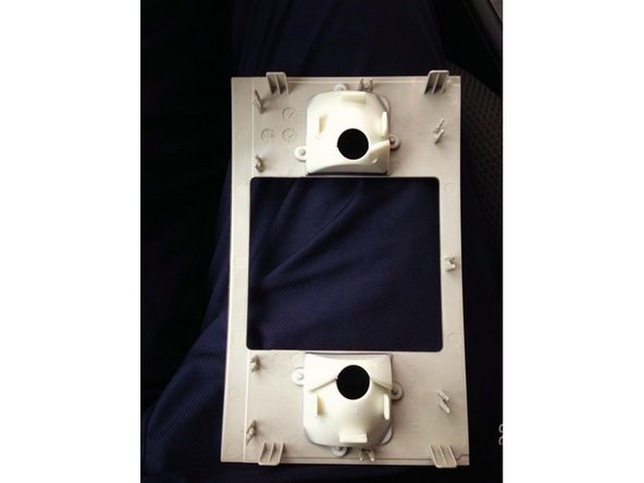 Prenez votre temps pour déclipsser le cache transparent pour ne pas casser les clips.