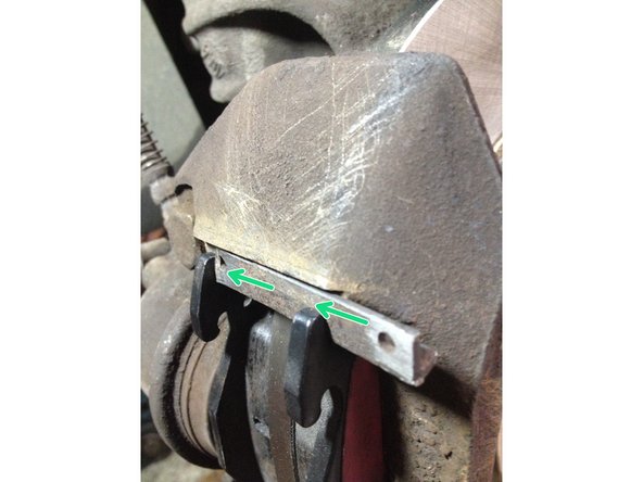 
Spread the piston side plate to finish passing the column until it stops.
