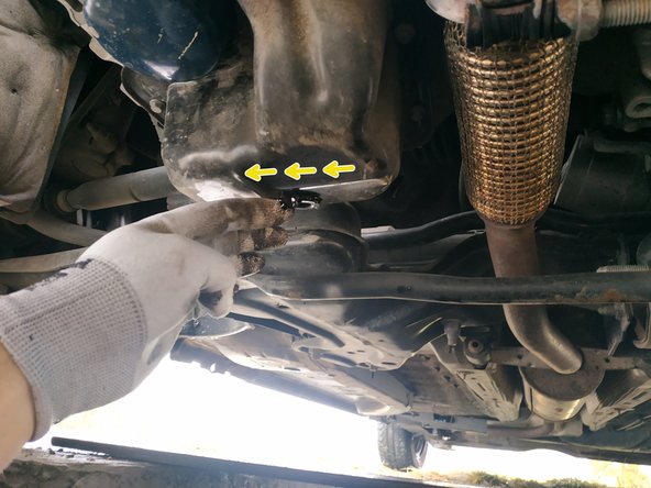placer une bassine sous le carter et finir de dévisser le bouchon à la main
