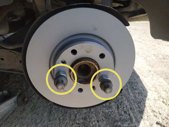 mettre 2 goujons en place en insérant 2 gros écrous et serrer, clé de 17mm