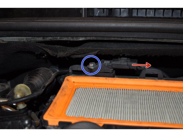 Déconnecter le capteur de pression d'air d’admission situé sous la baie du pare brise