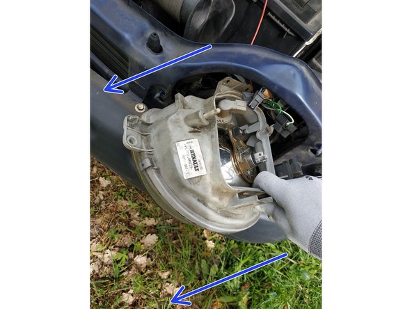 débrancher la prise du feu de croisement/feu de route en tirant