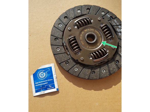 Le kit est fourni avec de la graisse de montage.