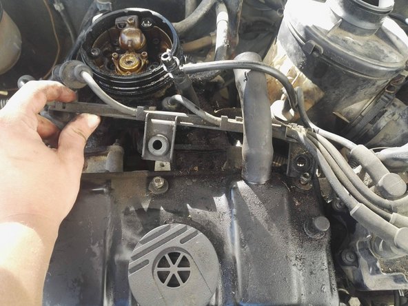 Débranchez les fils de bougies et déposer la rampe d'attache de fils de bougies