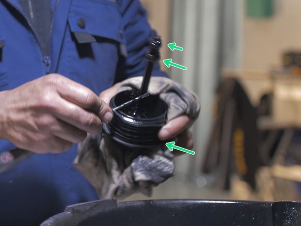 Retirer les trois joints de la cloche à l'aide d'un petit tournevis plat