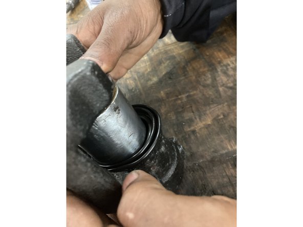 Après que le piston est enlevé, nettoyer l’étrier avec du nettoyant frein est un chiffon