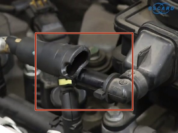 Déclipser la fixation en fer, soulever la durite pour libérer le boulon qu'il faudra dévisser à la prochaine étape.