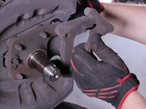 Reposer la chape d’étrier puis de l'étrier en serrant les deux vis