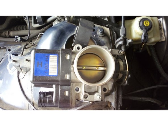 Retirer avec précaution le boitier papillon, remplacer son joint orange si nécessaire