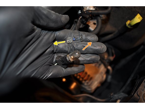 Feu de position. Le support de l'ampoule ne se retire pas. Il suffit de tirer sur l'ampoule pour la débrancher. Pour la pose de la nouvelle ampoule, il suffit de l'enfoncer dans le connecteur.