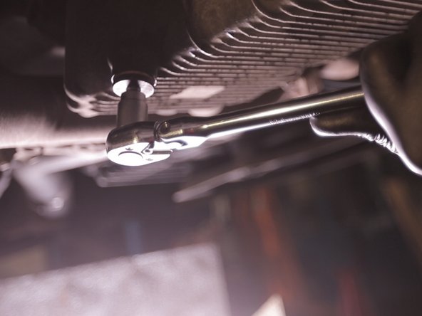 Replacer le bouchon du carter d'huile et le resserrer à l'aide du carré de vidange