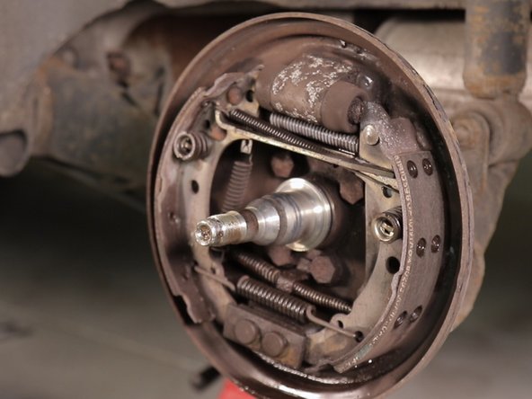 Ne pas mettre de nettoyant freins sur les roulements et le joint du tambour