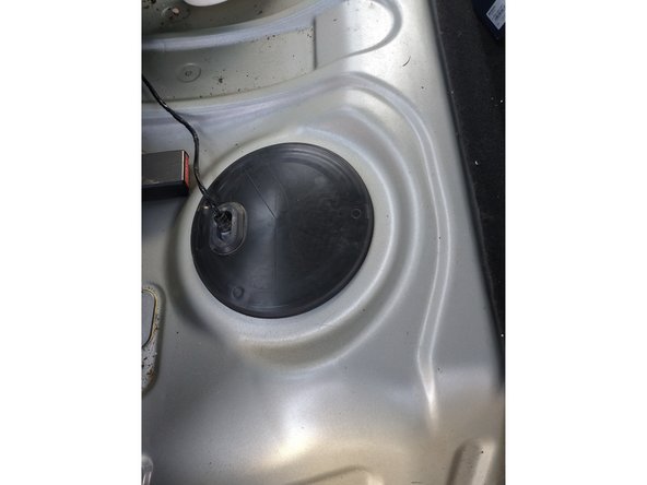 Mettre le contact et s'assurer qu'il n'y a pas de fuite puis démarrer la voiture en continuant de contrôler.