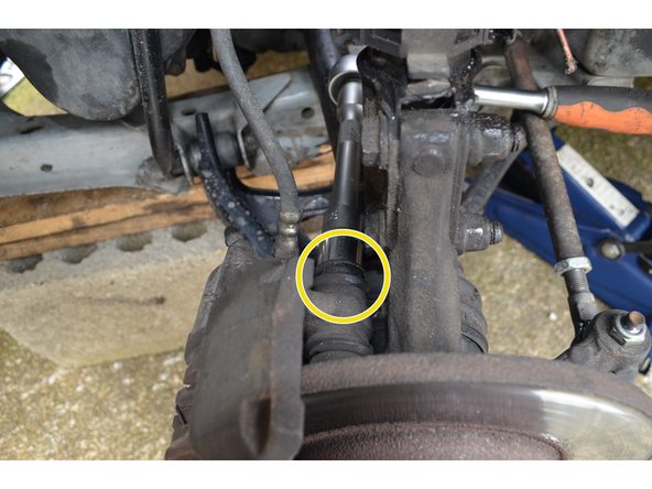 Il est maintenu par 2 vis de 18mm.