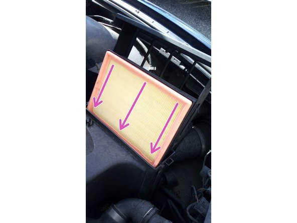 Bien faire coulisser le tiroir vers le bas jusqu'aux encoches