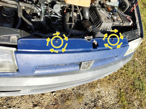 puis revisser les 2 vis de fixation de la calandre à l'aide de la clé de 10mm