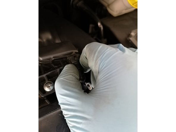 Enlever le premier câble en pinçant les extrémités et tirés dessus