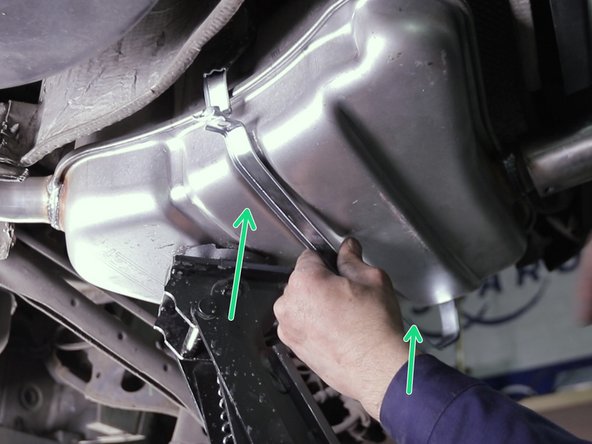 Placer les deux parties du collier sur le silencieux et les raccorder avec les deux vis se trouvant à chaque extrêmités