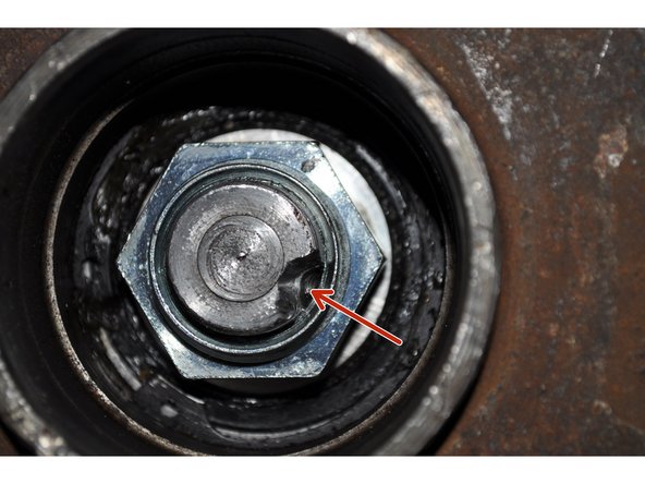 Freiner l'écrou avec un poinçon