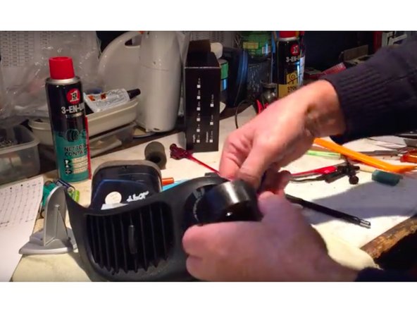 Mettre en place le tambour. Ne pas oublier de monter la mousse isolante sur son toron électrique, sinon gare aux vibrations parasites dans le tableau de bord.