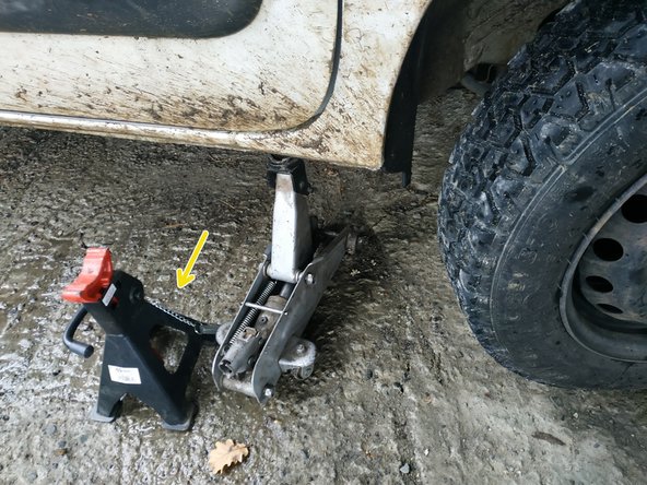 lever la voiture à l'aide du cric et retirer la chandelle