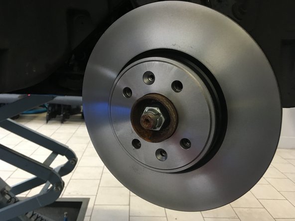 A l'aide du cliquet et de l'embout de T30 visser les deux vis qui maintienne le disque en place