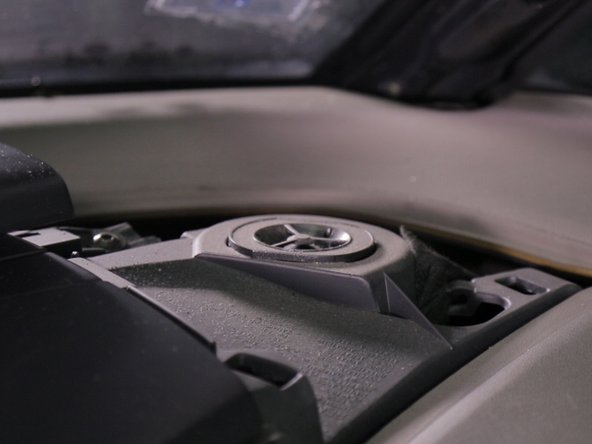 Retirer une partie de la garniture de l'angle de la planche de bord en tirant vers le haut