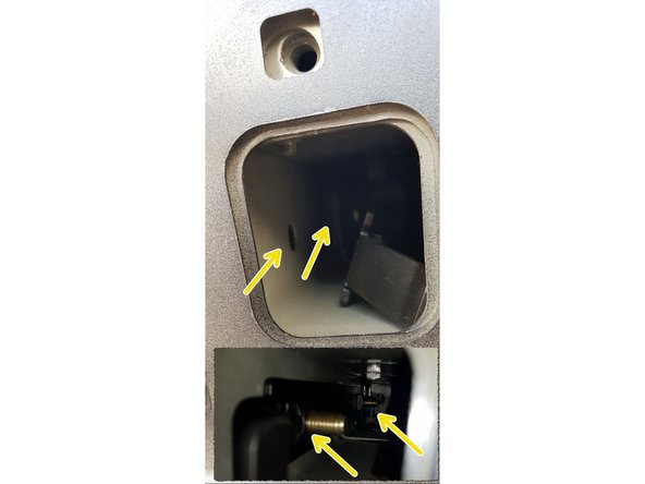 Mettre la tige de renfort intérieur. Plaquer le renfort sur la gauche.