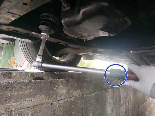 finir le serrage à la clé dynamométrique, rallonge, douille de 27mm et outil spécifique