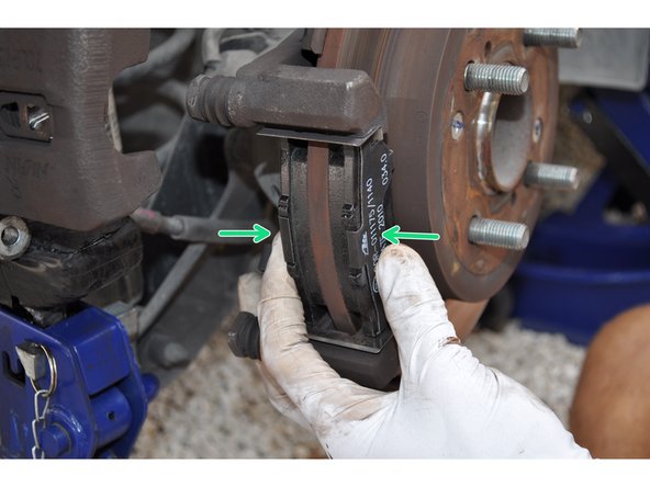 Placer les nouvelles plaquettes de frein.