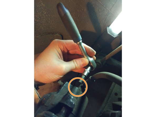 Avec une clef allen de 7 devisser les deux goupilles qui tiennent l'étrier (dans le sens des aiguilles d'une montre). Elles sont cachées sous les caoutchous.