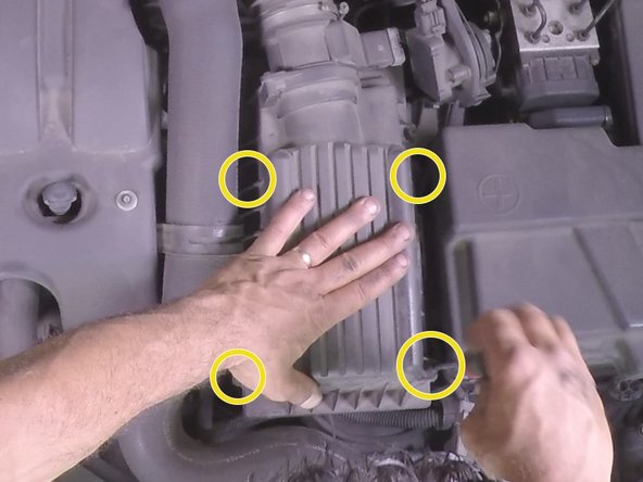 Revisser les 4 vis autour de la boite à air