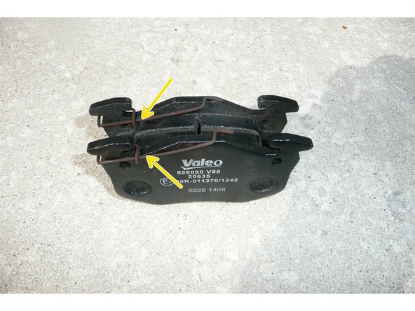 Prélever les ressorts anti-bruit sur les anciennes pièces puis les monter sur les nouvelles.