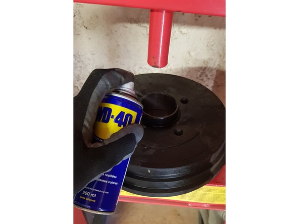 Pulvérisez du lubrifiant pour faciliter le glissement.