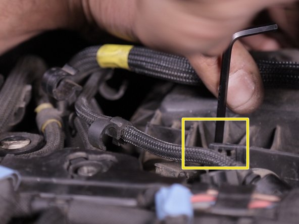 A l'aide de la clé Allen de 4 revisser et serrer les 3 vis du couvercle de la boite à air