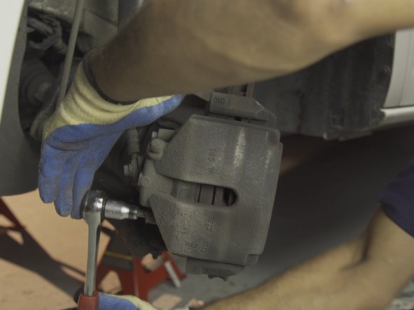 Dévisser les deux colonnettes de l'étrier à l'aide d'un cliquet et d'une douille Allen de 7