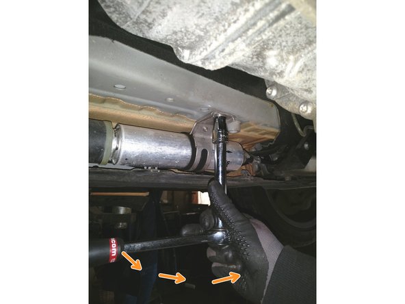 A l'aide d'une douille de 13, dévisser la vis du support filtre