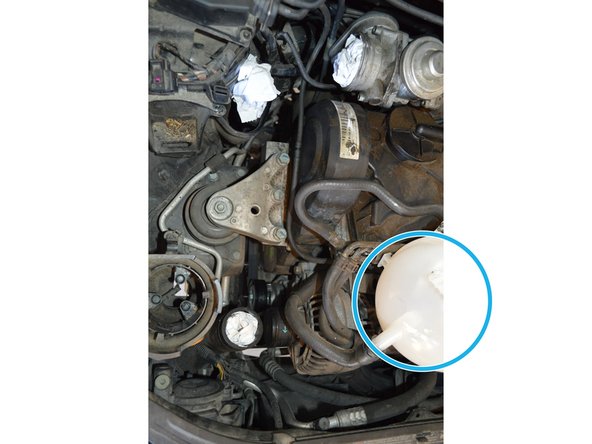 Dévisser les deux vis du vase d'expansion