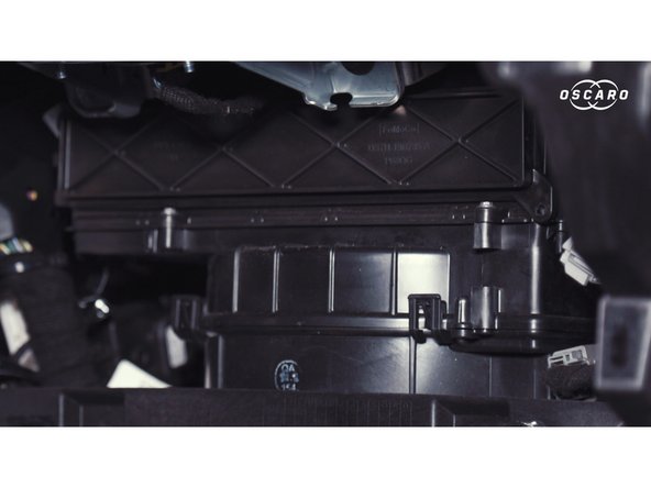 Retirer la vis du couvercle à l'aide du tournevis Torx T10