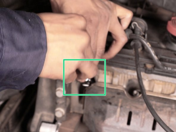 Dévisser entièrement la bougie avec la rallonge puis retirer le bougies de son puit