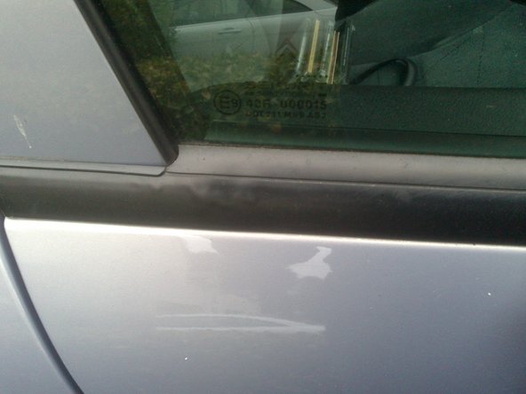 Clipsez la garniture à la portière en commençant par le bas. Avant de clipser la partie haute, emboitez la garniture dans la baguette (il sera difficile de le faire une fois les clipses déjà enfoncés).