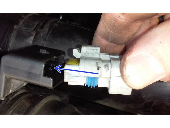 Replacer la prise dans son logement.