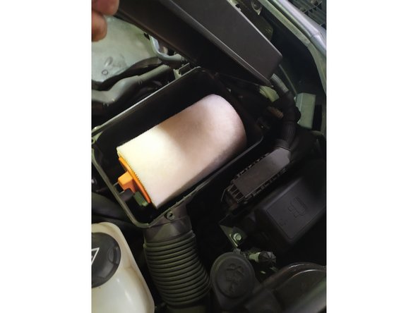 Placer le nouveau filtre, puis le couvercle (attention à bien le placer dans les deux pattes à l'arrière) puis revisser.