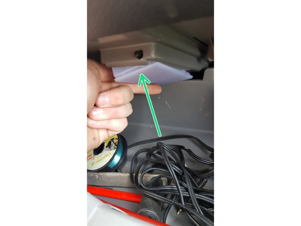 Repositionner le module d'éclairage dans son support en appuyant fortement afin de le reclipsser dans son logement en respectant son sens.