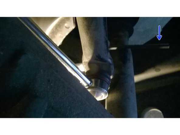 Ici c'est la fixation en bas sur la barre stabilisatrice.