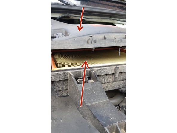 Vous pouvez maintenant soulever le boitier afin de retirer le filtre à air facilement en le soulevant.