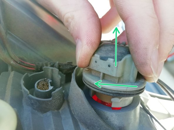 Tournez doucement la partie plastique dans le sens horaire puis tirez-la pour la dégager avec précaution.