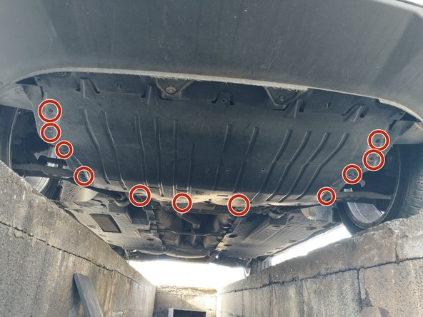 il y a 11 vis de fixation du cache sous-moteur : 8 vis torx T25 et 3 vis avec clé de 13mm