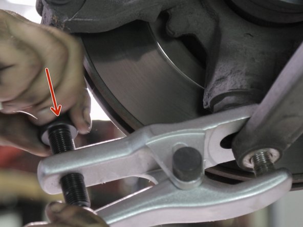 Serrer la vis de l'extracteur pour décoller la rotule